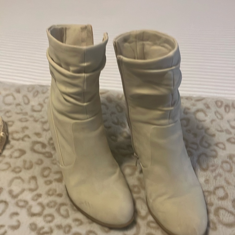 Kim Rogers Cream Heeled Boots Elegant Design